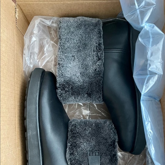 UGG Mini Berge Black Leather Shearling Mini Boot 7 - Picture 5 of 6